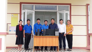 Cục Thống kê tỉnh Điện Biên trao tặng máy tính, áo ấm cho xã Mường Đun, huyện Tủa Chùa.